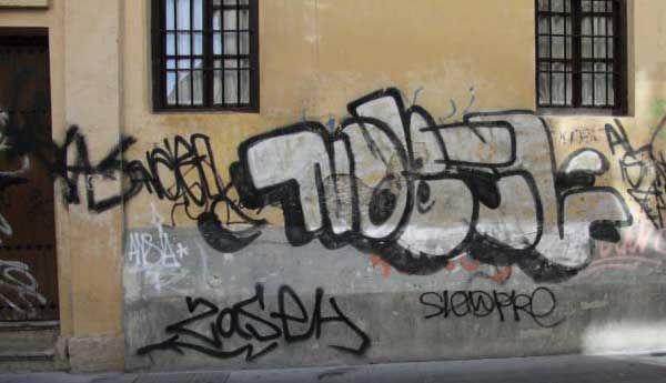 Limpieza de graffiti en el Albaicín